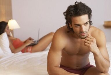 E Mann huet sech gefrot wéi hien säi Penis ouni Drogen oder Drogen vergréissert